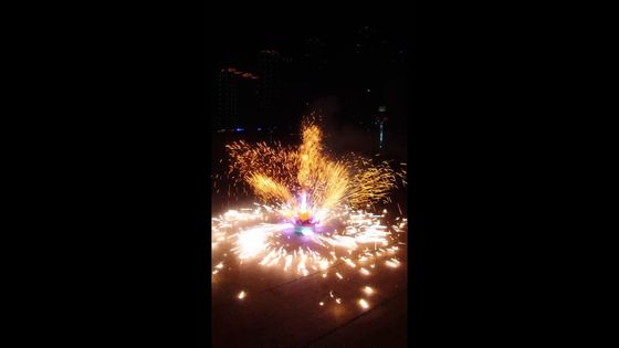 در حال چرخش آبنماهای گل نیلوفر آتش بازی در فضای باز درخشان برای جشنواره ها