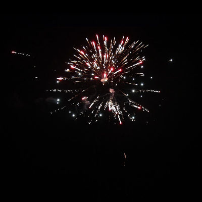 کارخانه چینی 48 شات کیک آتش بازی نوع جشنواره جشن آتش بازی در فضای باز آتش بازی برای عمده فروشی