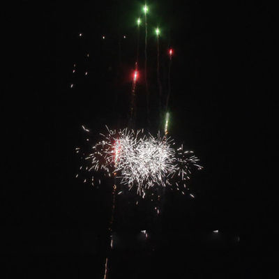 کارخانه عمده فروشی 100 شات 0.4 اینچ لوله پلاستیکی کیک آتش بازی مناسبت کریسمس کیک بزرگ آتش بازی